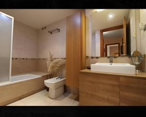 a bathroom with a sink and a toilet and a tub at Apartament Calella in Calella