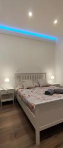 sypialnia z łóżkiem z niebieskim światłem nad nim w obiekcie U recantu di Ineja La casina di Ilaria w mieście Imperia
