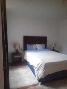 um quarto com uma cama grande e duas mesas de cabeceira em Casa-Posada em Cajamarca