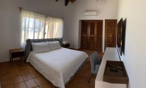 Dormitorio con cama, escritorio y TV en Hotel Marina Puerto Dorado - Todo Incluido en Manzanillo