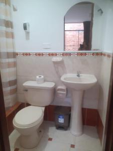 łazienka z toaletą i umywalką w obiekcie Casa-Posada w mieście Cajamarca