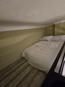 1 dormitorio con 1 cama con 2 toallas en Boutique Studio in King's Cross en Londres