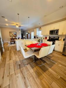 een keuken met een houten vloer en een tafel en stoelen bij Small backyard getaway in Spring