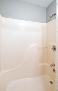 a white bath tub in a bathroom at Casco Bay Inn in Freeport