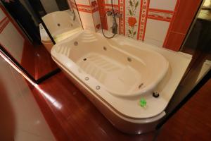 a bathroom with a bath tub with a sink at Hotel Frontera in Tacna