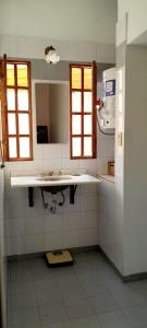 y baño con lavabo y espejo. en Cerro de las Rosas en Córdoba
