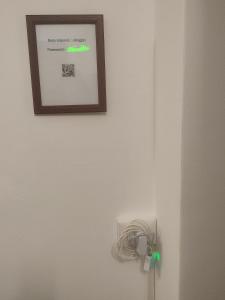 una foto en una pared blanca con una foto en ella en Alloggio Oltrepó, 