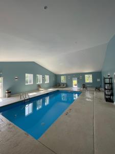 - une grande piscine d'eau bleue dans un bâtiment dans l'établissement Clarion Pointe, à Dillard