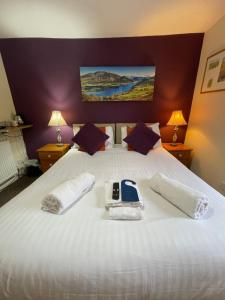 ein Schlafzimmer mit einem Bett und einem Telefon darauf in der Unterkunft Royal Hotel in Dockray