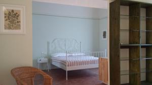 ペダーラにあるOltre Il Giardinoのベッドルーム(ベッド1台、本棚付)
