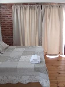 圣萨尔瓦多德朱Deptos Boutique的卧室里有一张床，床上放着两条毛巾。