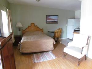 a bedroom with a bed and a table and a chair at True North Motel in Colorado Springs