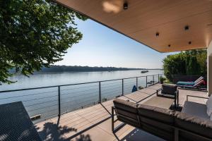 uma varanda com vista para um rio em Duna Rév Apartman em Bogyiszló