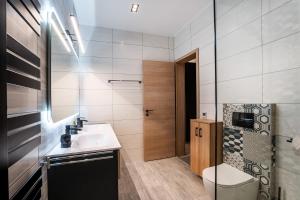 Kuchyň nebo kuchyňský kout v ubytování Duna Rév Apartman
