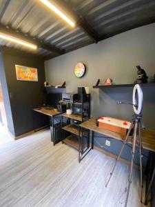 un bureau avec deux bureaux et une caméra dans une pièce dans l'établissement Casa en el bosque, à Ciudad López Mateos