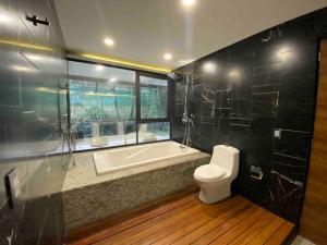 La salle de bains est pourvue d'une baignoire et de toilettes. dans l'établissement Casa en el bosque, à Ciudad López Mateos