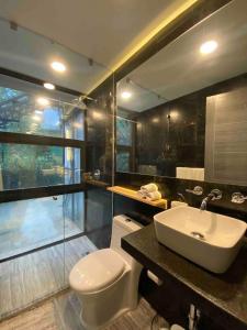 La salle de bains est pourvue de toilettes, d'un lavabo et d'une douche. dans l'établissement Casa en el bosque, à Ciudad López Mateos