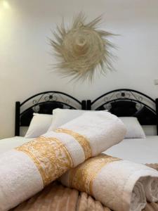 Una cama con dos toallas encima. en rise surf and yoga morocco, en Agadir