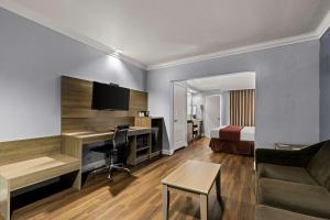 TV a/nebo společenská místnost v ubytování Best Western Moreno Hotel & Suites