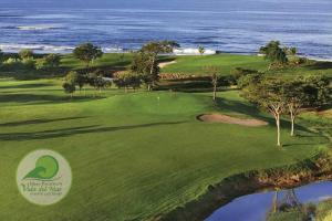 un campo de golf con el océano en el fondo en Condo 117 Rivas-Gran Pacifica Resort (1 Bedroom), en San Diego