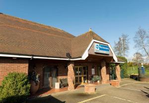 een bakstenen gebouw met een bord erop bij Best Western Manor Hotel in Gravesend