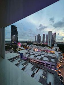 une vue sur une ville avec des bâtiments et un train dans l'établissement Best Western i-City Shah Alam, à Shah Alam
