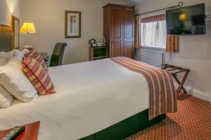 a large white bed in a hotel room at Best Western Forest and Vale Hotel in Pickering