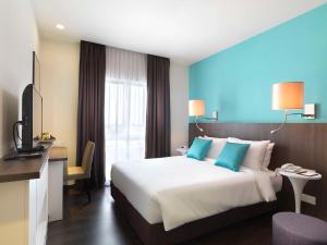 um quarto de hotel com uma cama grande e uma secretária em Best Western i-City Shah Alam em Shah Alam