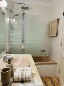 y baño con lavabo, ducha y bañera. en Los Gigantes Buenavista Ocean View Apartment, en Acantilado de los Gigantes