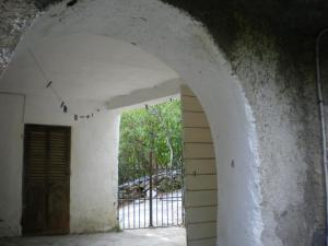 een boog in een oud gebouw met een poort bij Gîte Aghja suttana l'incantu in Santa-Lucia-di-Mercurio