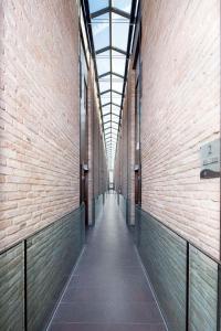 un corridoio vuoto in un edificio con soffitto in vetro di Best Western Hotel Green City a Parma