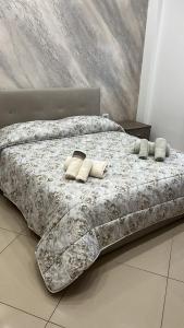 una camera da letto con un grande letto con cuscini sopra di Casa vacanza Helios a Leonforte