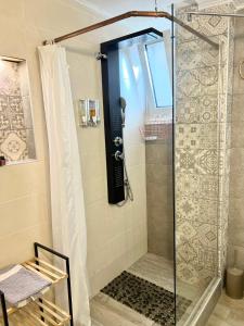 een badkamer met een douche en een glazen deur bij Luxury house near by Delphi in Kírra