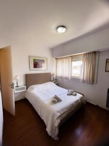 1 dormitorio con cama y ventana en La Plata Housing I en La Plata