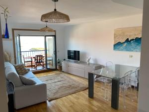 ein Wohnzimmer mit einem Glastisch und einer Couch in der Unterkunft 4 Palmeiras in San Pedro