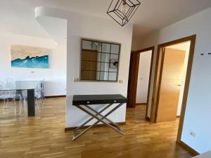 ein Esszimmer mit einem schwarzen Tisch und einem Esstisch in der Unterkunft 4 Palmeiras in San Pedro + 19 Fotos