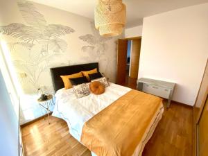 ein Schlafzimmer mit einem großen Bett in einem Zimmer in der Unterkunft 4 Palmeiras in San Pedro