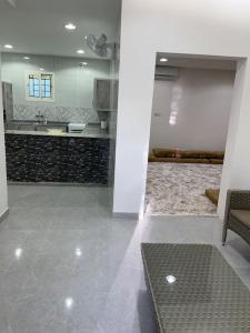 uma sala de estar com um lavatório e um espelho em Liwan chalet - شاليه الليوان em Al Bukayriyah
