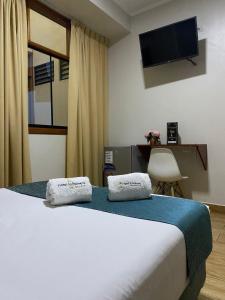 pokój hotelowy z łóżkiem i telewizorem w obiekcie HOTEL LA PALMERA DE ORO w mieście Tarapoto