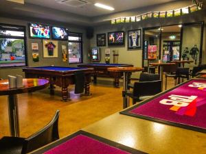 ein Pokerraum mit Tischen und Tischtennisbällen in der Unterkunft Spinifex Hotel in Derby