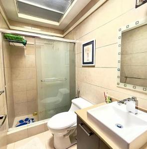 W łazience znajduje się toaleta, umywalka i prysznic. w obiekcie Casa en alquiler en Entre Lagos w mieście Guayaquil