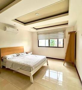 a bedroom with a bed and a window at Casa en alquiler en Entre Lagos in Guayaquil