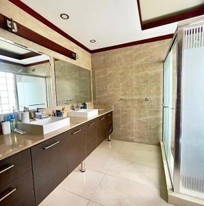 a large bathroom with two sinks and a shower at Casa en alquiler en Entre Lagos in Guayaquil