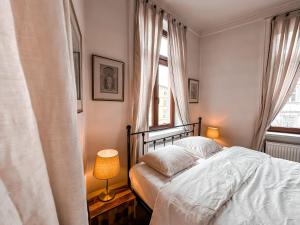 1 dormitorio con cama y ventana en Once Upon a Time in Cracow - Old Town Apartment en Cracovia