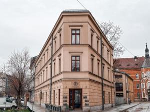 un gran edificio en una calle de una ciudad en Once Upon a Time in Cracow - Old Town Apartment en Cracovia