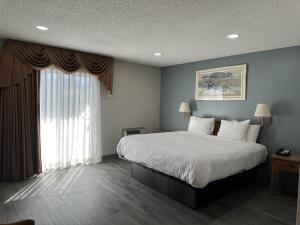 Postel nebo postele na pokoji v ubytování Days Inn by Wyndham Medford