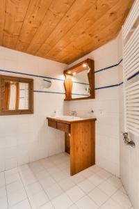 a bathroom with a sink and a mirror at Résidence L'Ecrin des Neiges - maeva Home - Appartement 2 pièces 4 personnes - Sélection MAE-7984 in Tignes