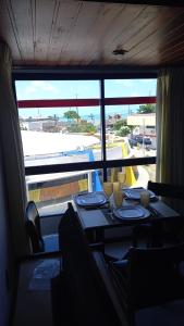 uma sala de jantar com mesa e vista para o aeroporto em Quarto 215 do Manos Royal Hotel - propriedade privada em João Pessoa