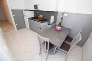 Kuchyň nebo kuchyňský kout v ubytování Apartments Marija