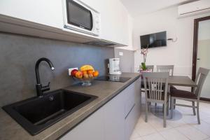 Kuchyň nebo kuchyňský kout v ubytování Apartments Marija